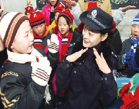 ս�����ΰ�����һ�ߵ�ץ������